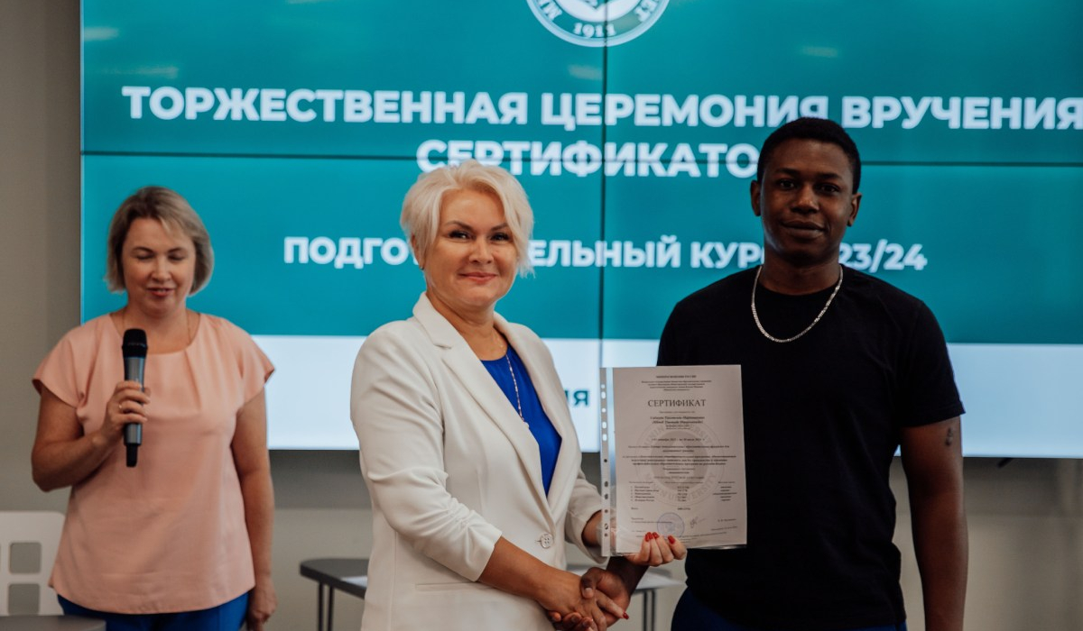 Foreign students of Minin University receive Certificates on completion of the Preparatory Course