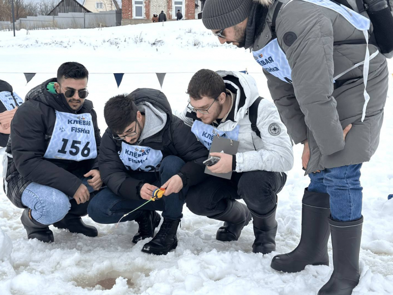 Minin University students from Iraq, Syria and Egypt try winter fishing Minin University students from Iraq, Syria and Egypt try winter fishing