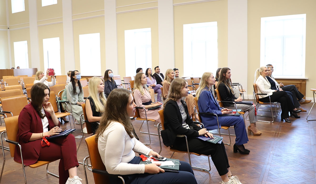 The first group of students who participated in the dual degree program has graduated in Minin University