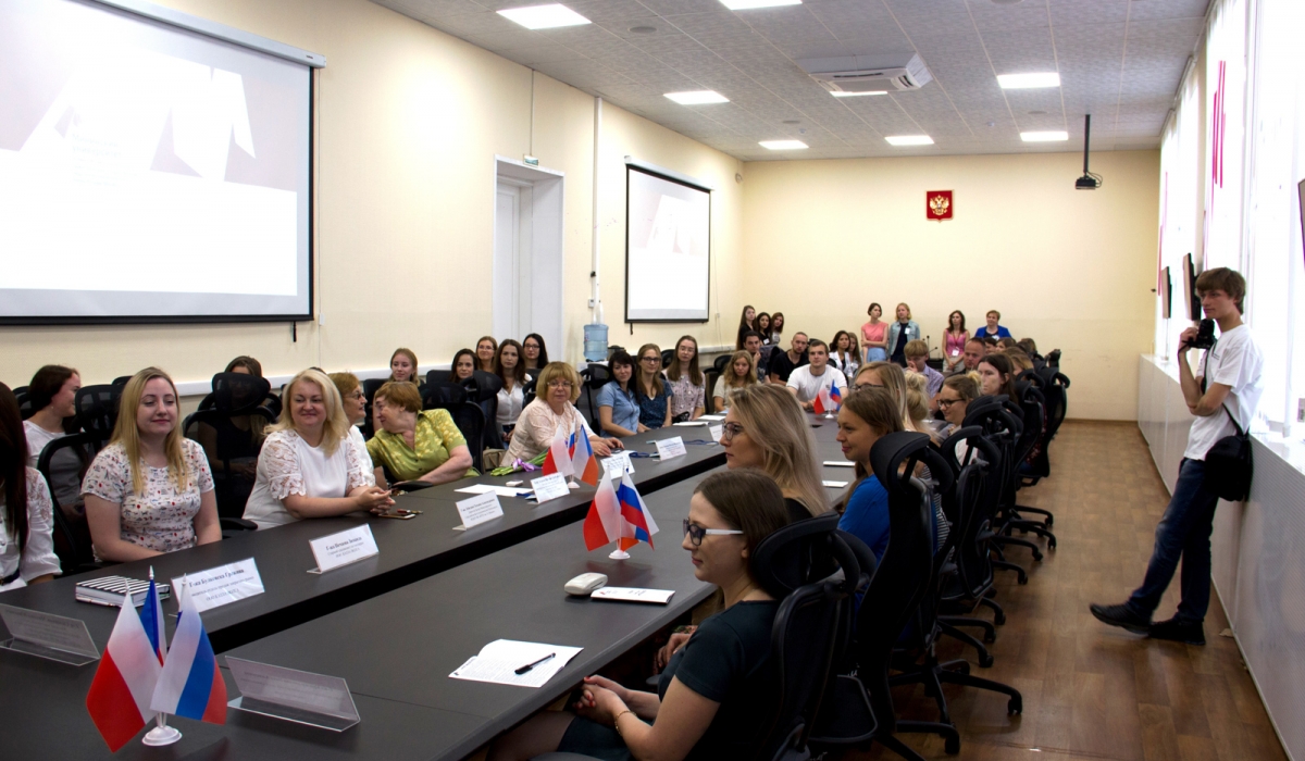 Polish and Czech students arrive at Minin university for summer school